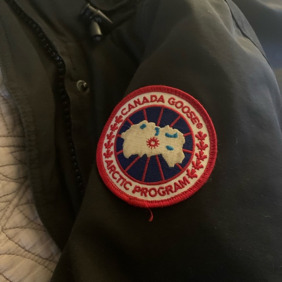 Womens XS Canada Goose jacket in mint condition. - Picture 3 of 4